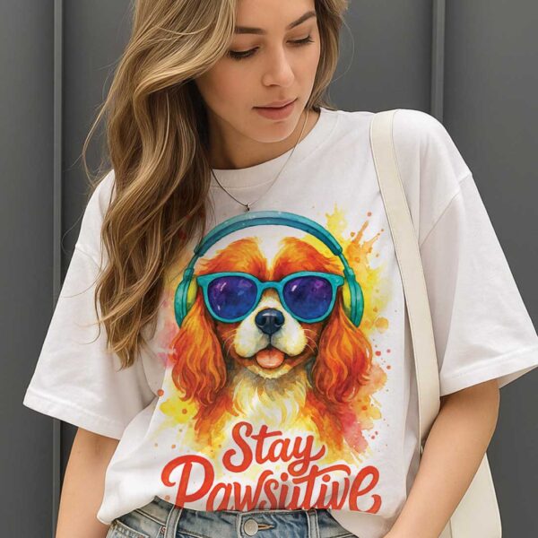 Stay Pawsitive – Unisex OVERSIZED тениска с кавалер шпаньол и сладък артистичен стил - Image 8