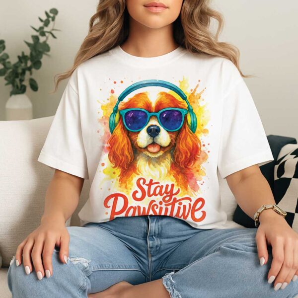 Stay Pawsitive – Unisex OVERSIZED тениска с кавалер шпаньол и сладък артистичен стил - Image 7