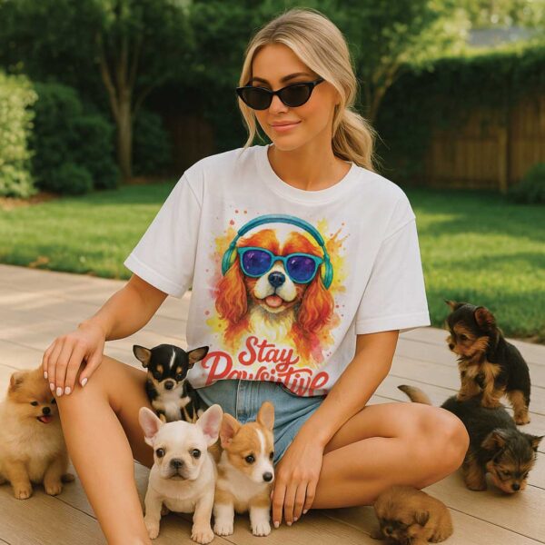Stay Pawsitive – Unisex OVERSIZED тениска с кавалер шпаньол и сладък артистичен стил - Image 6