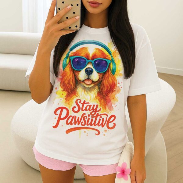 Stay Pawsitive – Unisex OVERSIZED тениска с кавалер шпаньол и сладък артистичен стил - Image 3