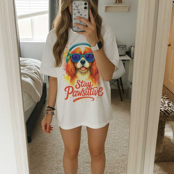 Stay Pawsitive – Unisex OVERSIZED тениска с кавалер шпаньол и сладък артистичен стил - Image 13