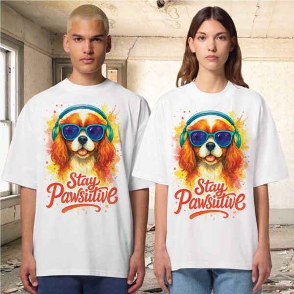 Stay Pawsitive – Unisex OVERSIZED тениска с кавалер шпаньол и сладък артистичен стил - Image 5