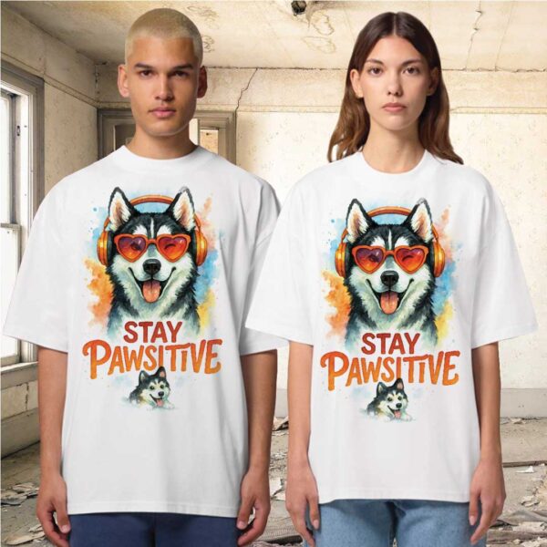 Stay Pawsitive – Unisex OVERSIZED тениска с хъски и сърцати очила - Image 5