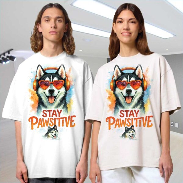 Stay Pawsitive – Unisex OVERSIZED тениска с хъски и сърцати очила - Image 9
