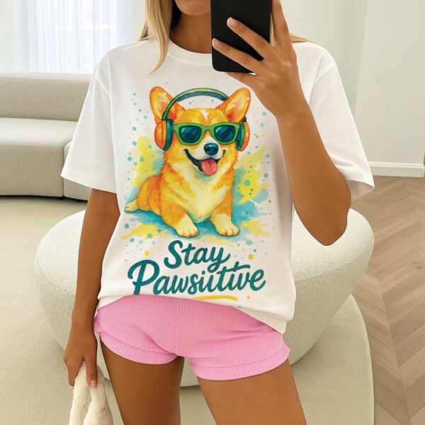 Stay Pawsitive – Unisex OVERSIZED тениска с корги и слънчев вайб - Image 12