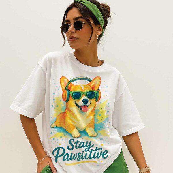 Stay Pawsitive – Unisex OVERSIZED тениска с корги и слънчев вайб - Image 5