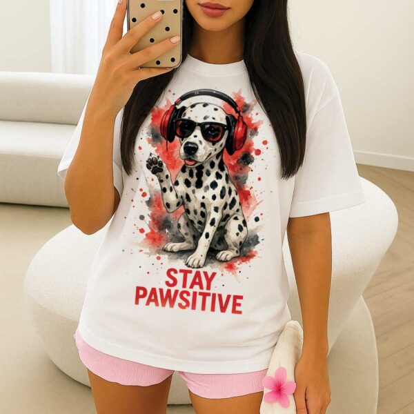 Stay Pawsitive – Oversized тениска с далматинец в червено и черно - Image 7