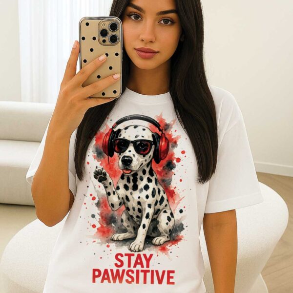 Stay Pawsitive – Oversized тениска с далматинец в червено и черно - Image 6