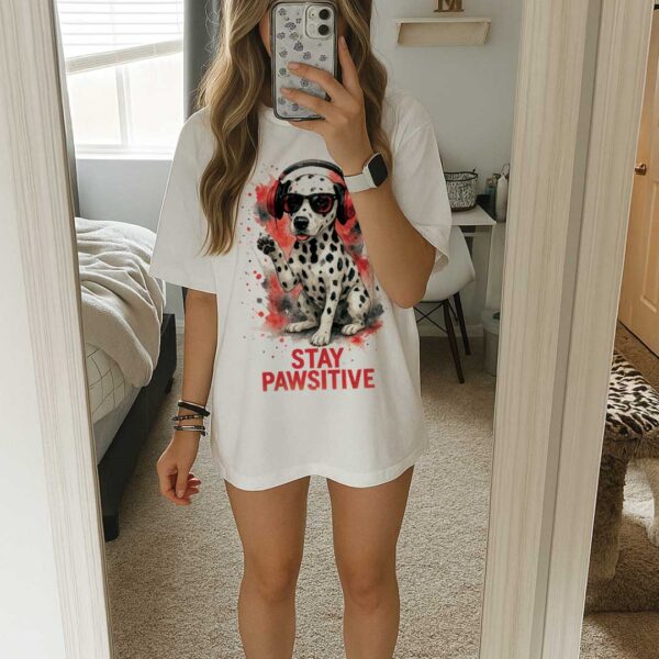 Stay Pawsitive – Oversized тениска с далматинец в червено и черно - Image 8