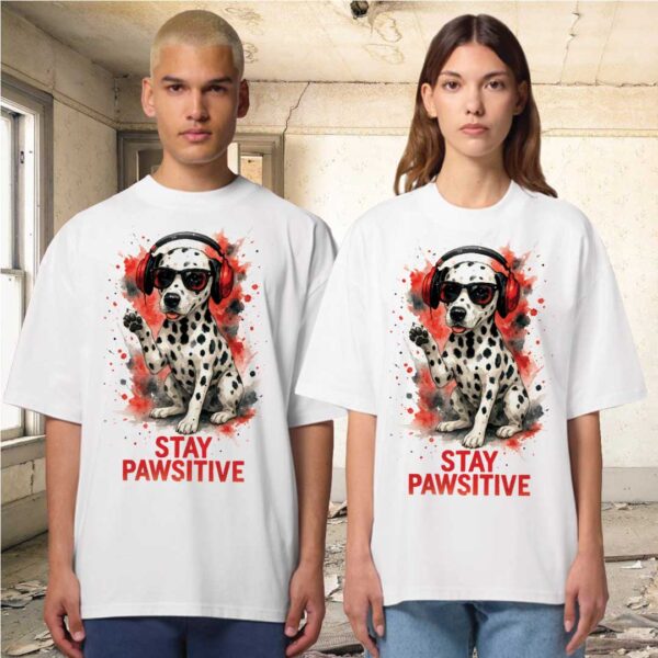 Stay Pawsitive – Oversized тениска с далматинец в червено и черно - Image 12