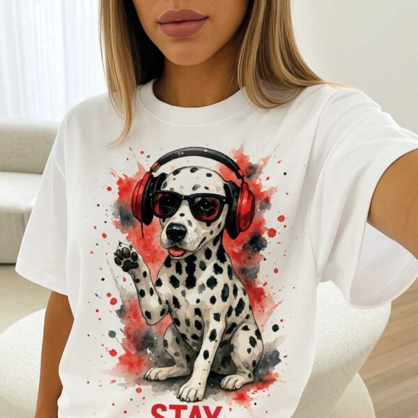 Stay Pawsitive – Oversized тениска с далматинец в червено и черно - Image 5