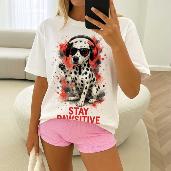 Stay Pawsitive – Oversized тениска с далматинец в червено и черно - Image 9