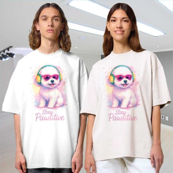 Stay Pawsitive – Unisex OVERSIZED Тениска с бяло кученце в розово-пастелни цветове - Image 15