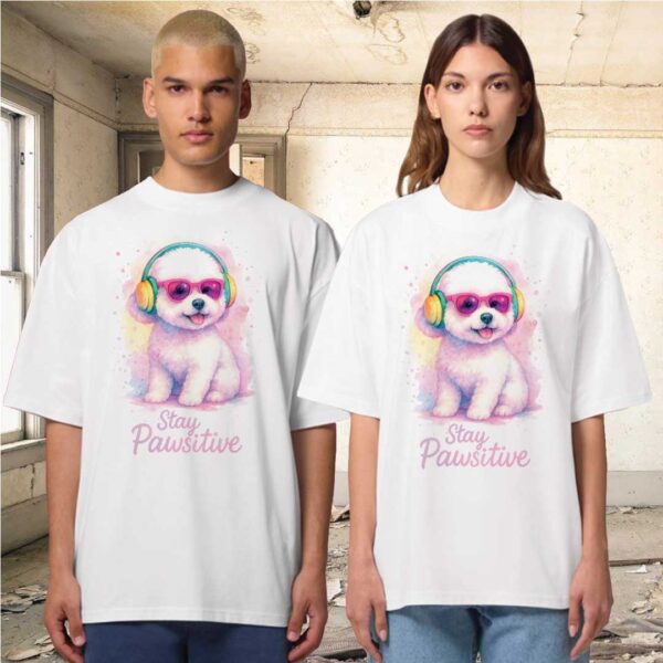 Stay Pawsitive – Unisex OVERSIZED Тениска с бяло кученце в розово-пастелни цветове - Image 7