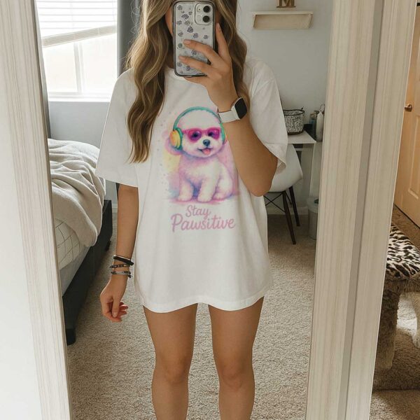 Stay Pawsitive – Unisex OVERSIZED Тениска с бяло кученце в розово-пастелни цветове - Image 8