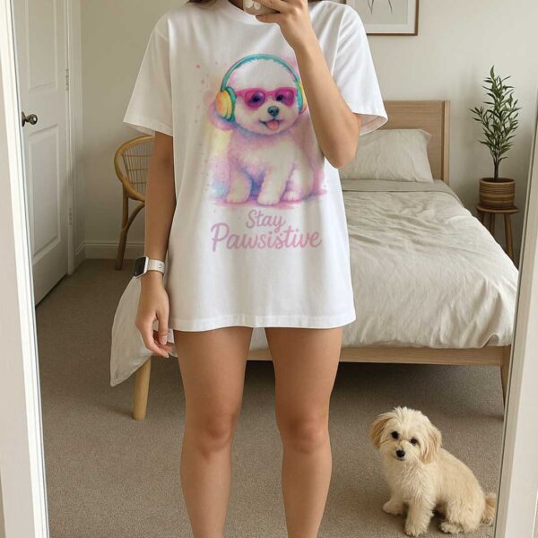 Stay Pawsitive – Oversized тениска с бяло кученце в розово-пастелни цветове - Image 10