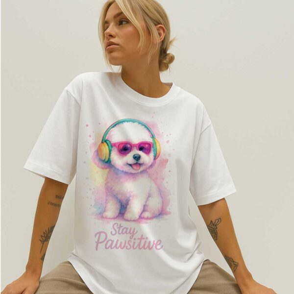 Stay Pawsitive – Unisex OVERSIZED Тениска с бяло кученце в розово-пастелни цветове - Image 10
