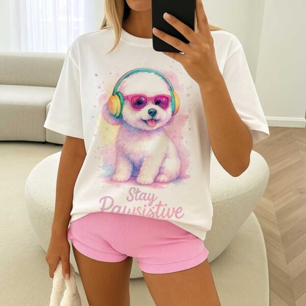 Stay Pawsitive – Oversized тениска с бяло кученце в розово-пастелни цветове - Image 5