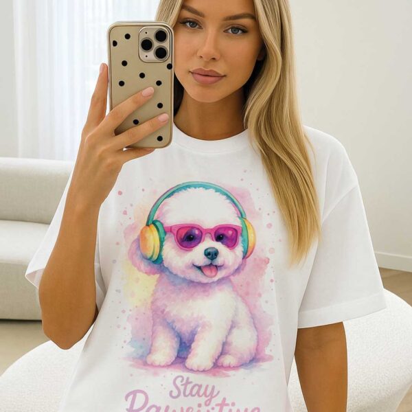 Stay Pawsitive – Oversized тениска с бяло кученце в розово-пастелни цветове - Image 3