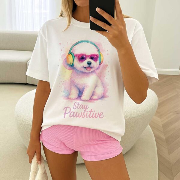 Stay Pawsitive – Unisex OVERSIZED Тениска с бяло кученце в розово-пастелни цветове - Image 14