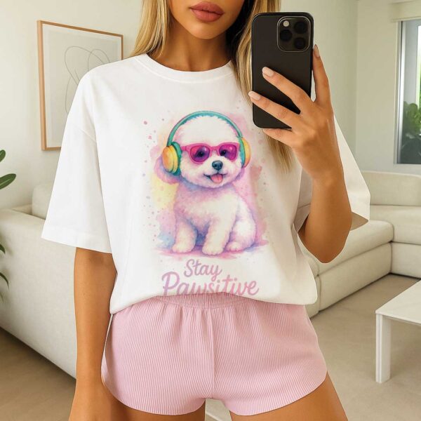 Stay Pawsitive – Unisex OVERSIZED Тениска с бяло кученце в розово-пастелни цветове - Image 9