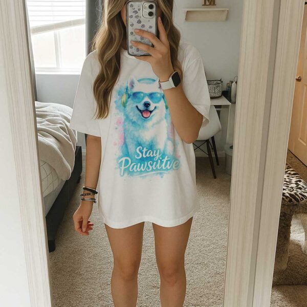 Stay Pawsitive – Unisex OVERSIZED Тениска с бяло куче в сини тонове - Image 9