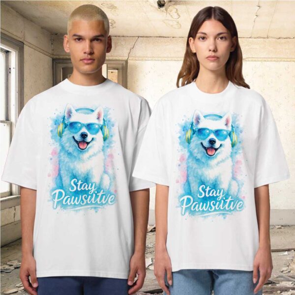 Stay Pawsitive – Unisex OVERSIZED Тениска с бяло куче в сини тонове - Image 8