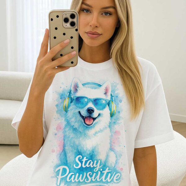 Stay Pawsitive – Unisex OVERSIZED Тениска с бяло куче в сини тонове - Image 3