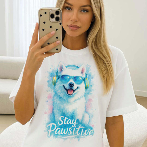 Stay Pawsitive – Унисекс ОВЪРСАИЗ Тениска със Самоед - Image 10