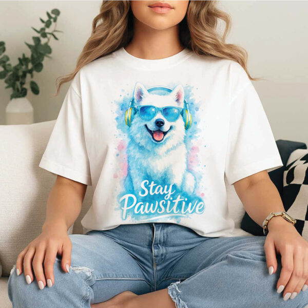 Stay Pawsitive – Унисекс ОВЪРСАИЗ Тениска със Самоед - Image 5