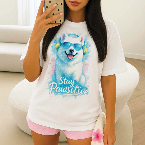 Stay Pawsitive – Унисекс ОВЪРСАИЗ Тениска със Самоед - Image 3