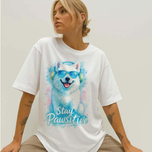 Stay Pawsitive – Унисекс ОВЪРСАИЗ Тениска със Самоед - Image 9