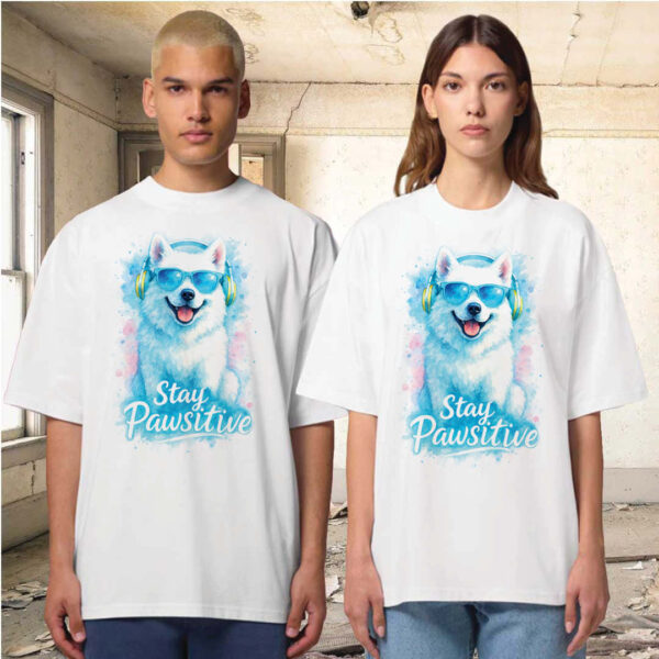 Stay Pawsitive – Унисекс ОВЪРСАИЗ Тениска със Самоед - Image 7