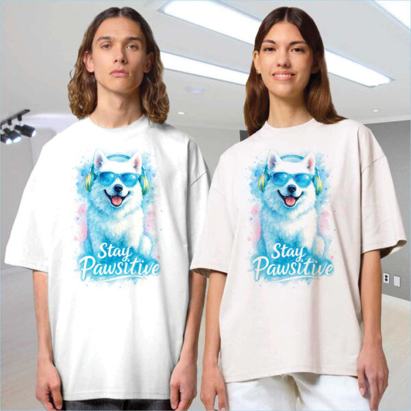 Stay Pawsitive – Унисекс ОВЪРСАИЗ Тениска със Самоед - Image 11