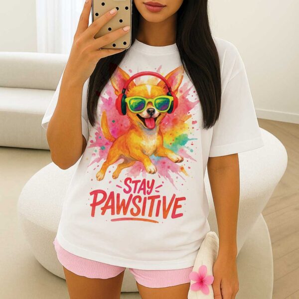 Stay Pawsitive – Цветна Unisex OVERSIZED Тениска тениска с чихуахуа - Image 9