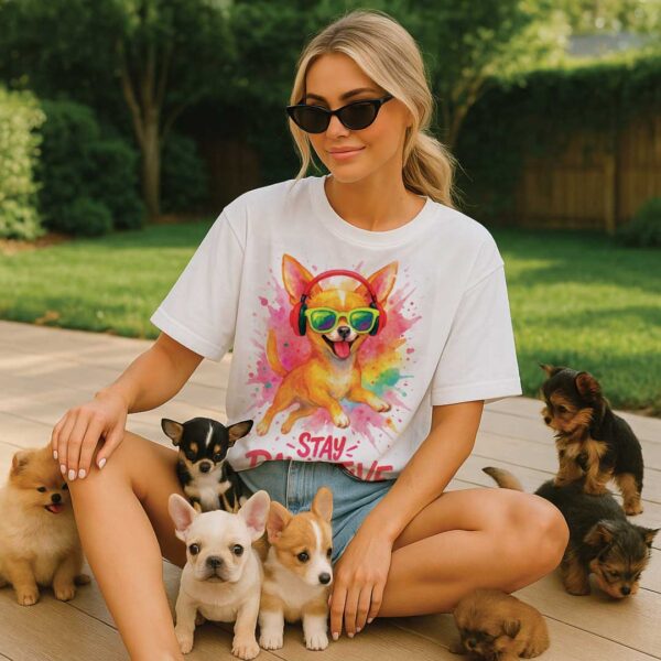Stay Pawsitive – Цветна Unisex OVERSIZED Тениска тениска с чихуахуа - Image 4
