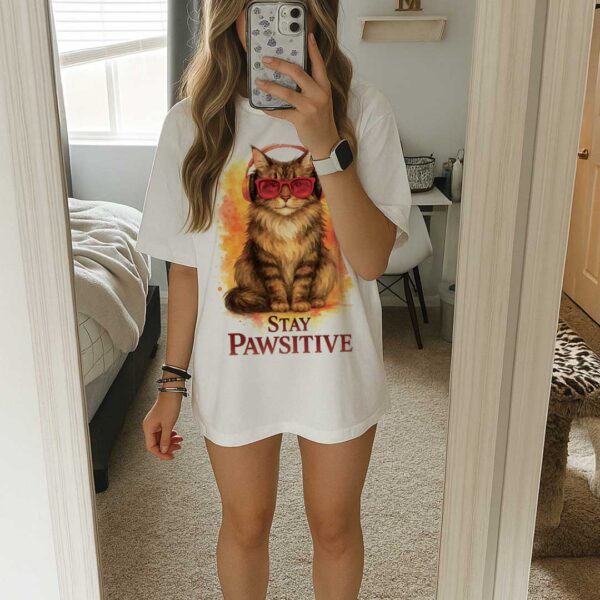 Stay Pawsitive – Unisex OVERSIZED Тениска с котка Мейн Куун - Image 11
