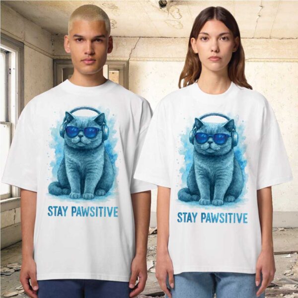 Stay Pawsitive – Unisex OVERSIZED тениска с британска синя котка - Image 8