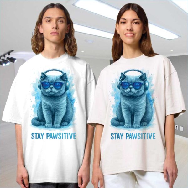 Stay Pawsitive – Unisex OVERSIZED тениска с британска синя котка - Image 11