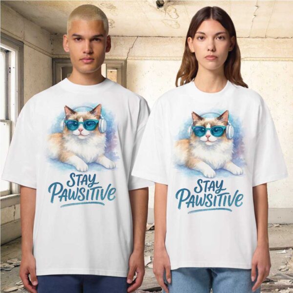 Stay Pawsitive – Unisex OVERSIZED тениска с рагдол котка в сини нюанси - Image 4