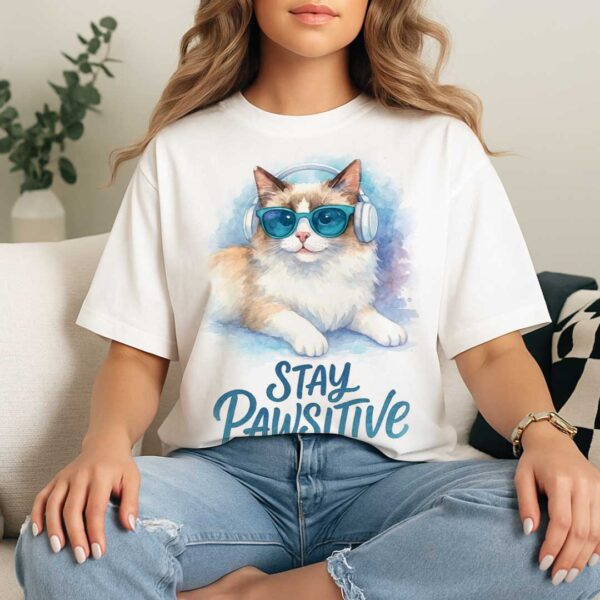 Stay Pawsitive – Unisex OVERSIZED тениска с рагдол котка в сини нюанси - Image 12