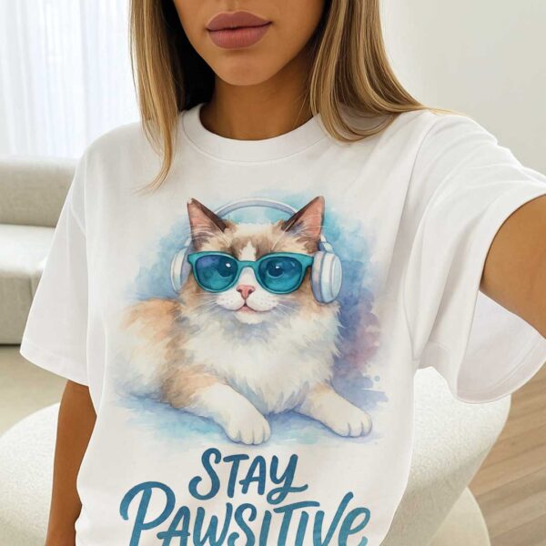 Stay Pawsitive – Unisex OVERSIZED тениска с рагдол котка в сини нюанси - Image 10