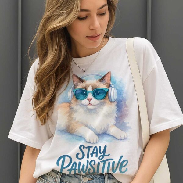 Stay Pawsitive – Unisex OVERSIZED тениска с рагдол котка в сини нюанси - Image 9