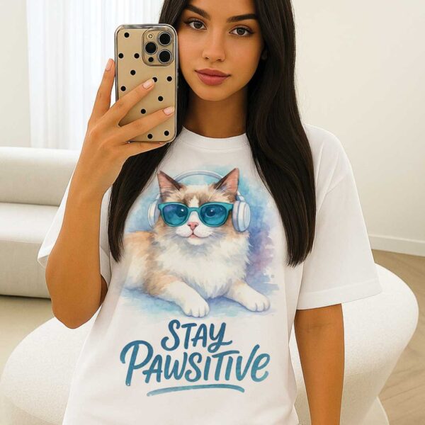 Stay Pawsitive – Unisex OVERSIZED тениска с рагдол котка в сини нюанси - Image 5