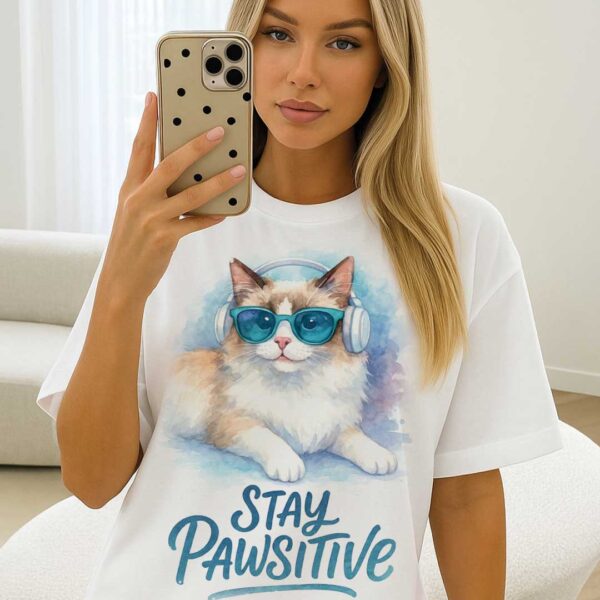 Stay Pawsitive – Unisex OVERSIZED тениска с рагдол котка в сини нюанси - Image 7