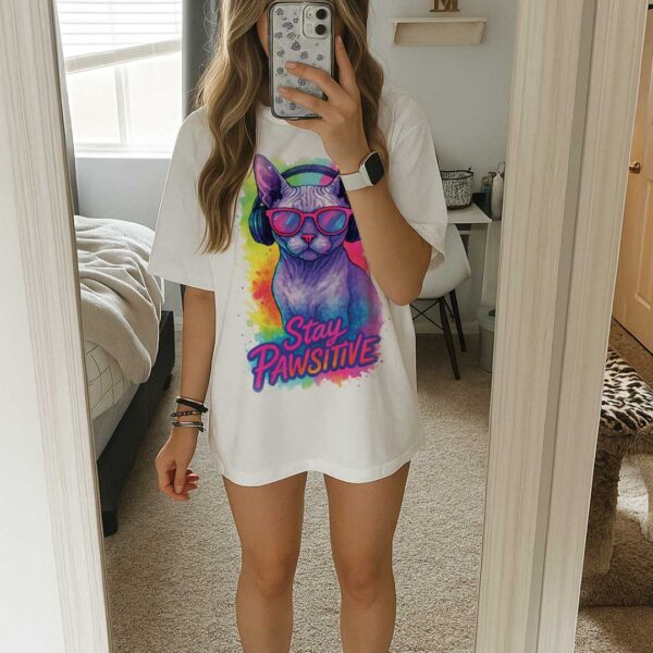 Stay Pawsitive – Unisex OVERSIZED тениска със сфинкс котка в неонови цветове - Image 8