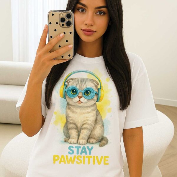 Stay Pawsitive – Unisex OVERSIZED тениска със сладко сиво коте и цветни слушалки - Image 8