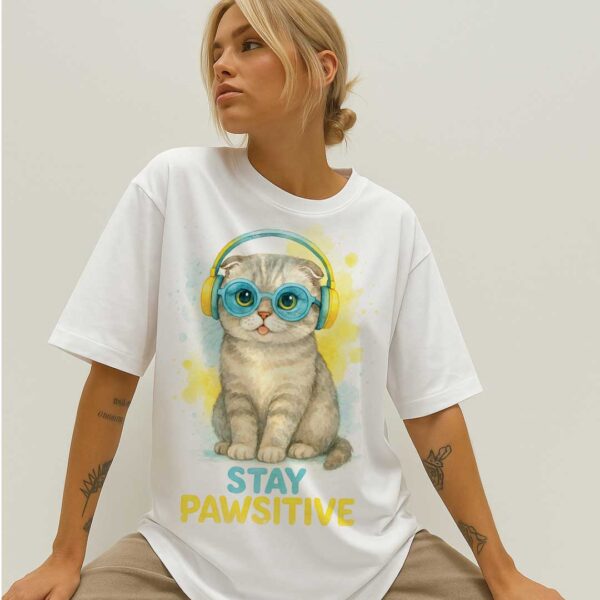 Stay Pawsitive – Unisex OVERSIZED тениска със сладко сиво коте и цветни слушалки - Image 5
