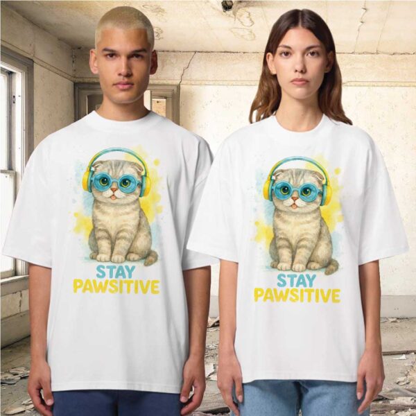 Stay Pawsitive – Unisex OVERSIZED тениска със сладко сиво коте и цветни слушалки - Image 6
