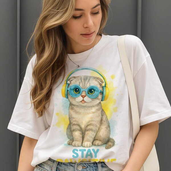 Stay Pawsitive – Unisex OVERSIZED тениска със сладко сиво коте и цветни слушалки - Image 4